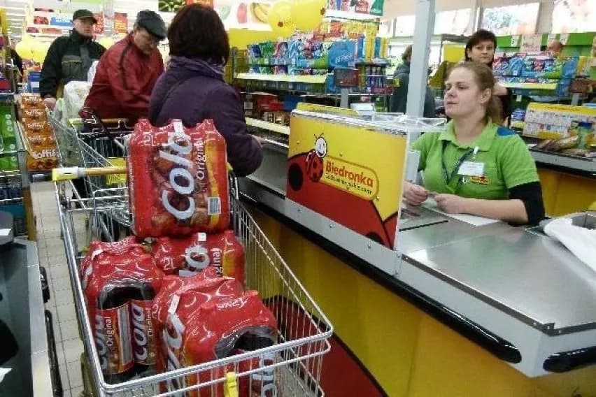 Ile zarabiają kasjerzy w Biedronce? Zaskakujące fakty o wynagrodzeniach