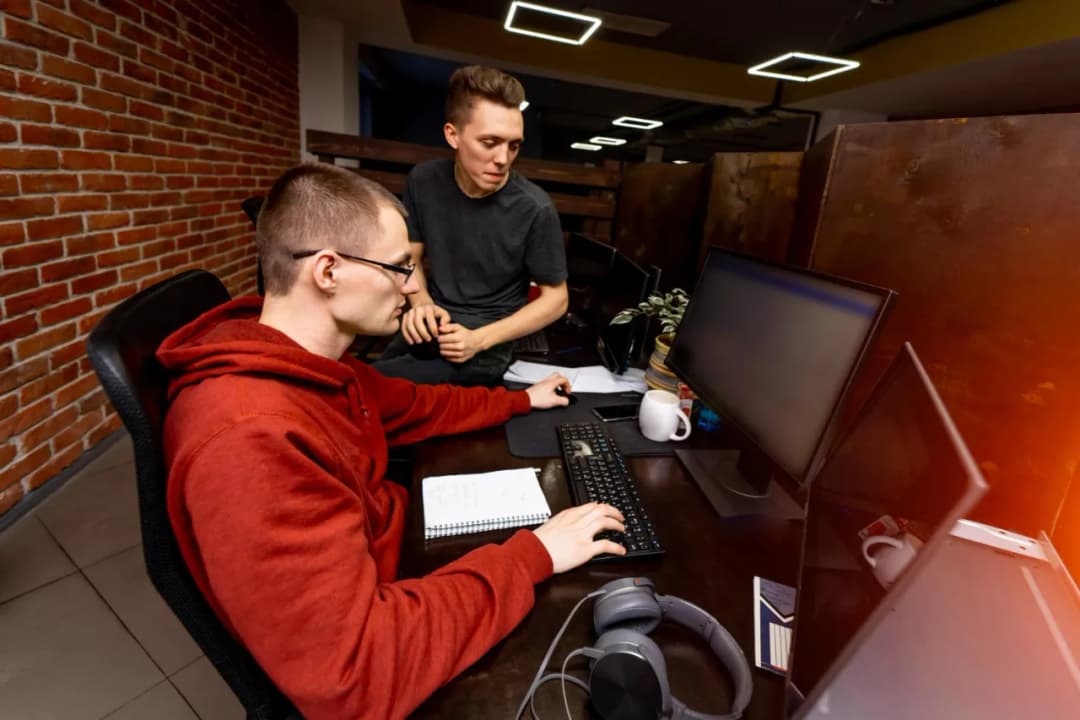 Ile zarabia technik informatyk? Sprawdź, co wpływa na wynagrodzenie