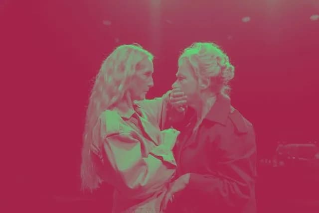 Biała bluzka spektakl – emocjonalna podróż przez stany wojenne w Polsce