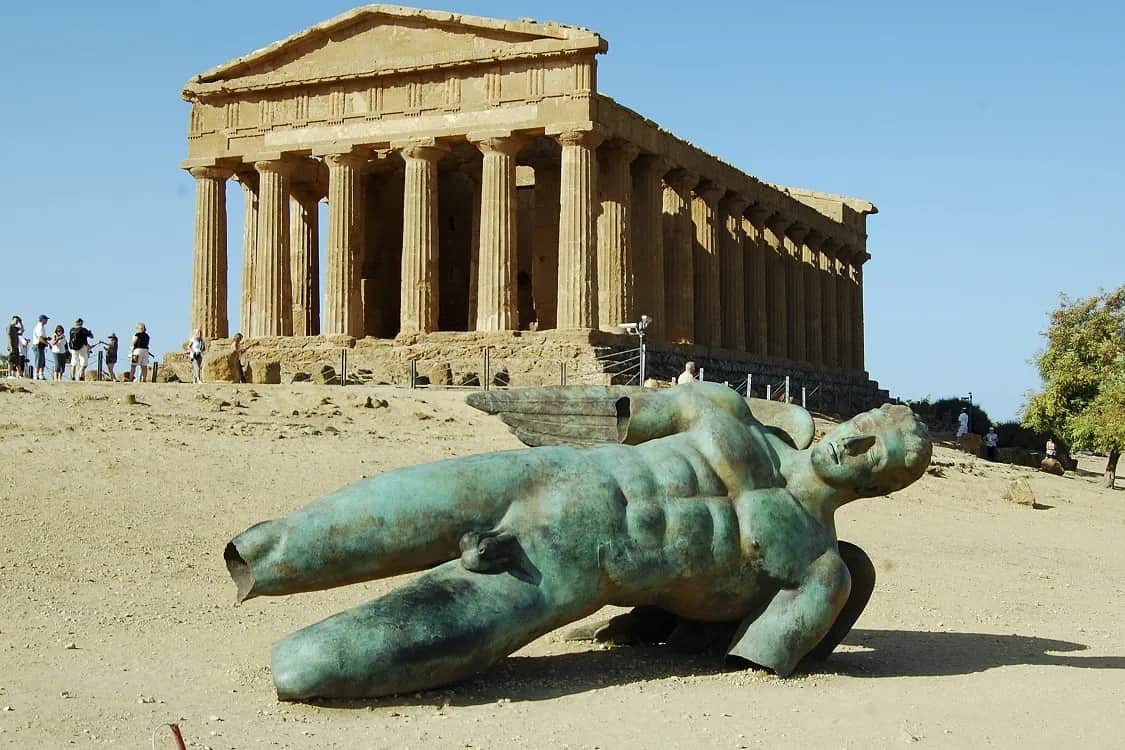 Mitoraj w Dolinie Świątyń: tajemnice rzeźby Ikar w Agrigento