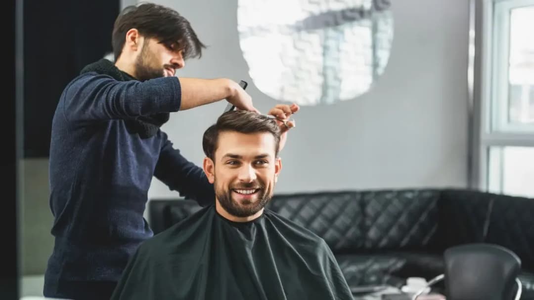 Ile zarabia fryzjer? Zaskakujące fakty o pensjach w Polsce
