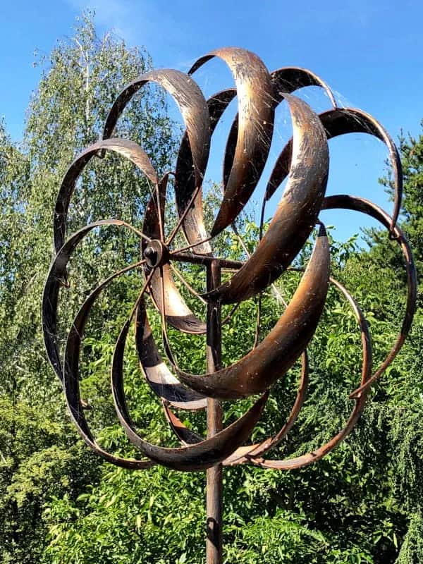 Rzeźby wiatrowe – wyjątkowe ozdoby, które ożywią Twój ogród