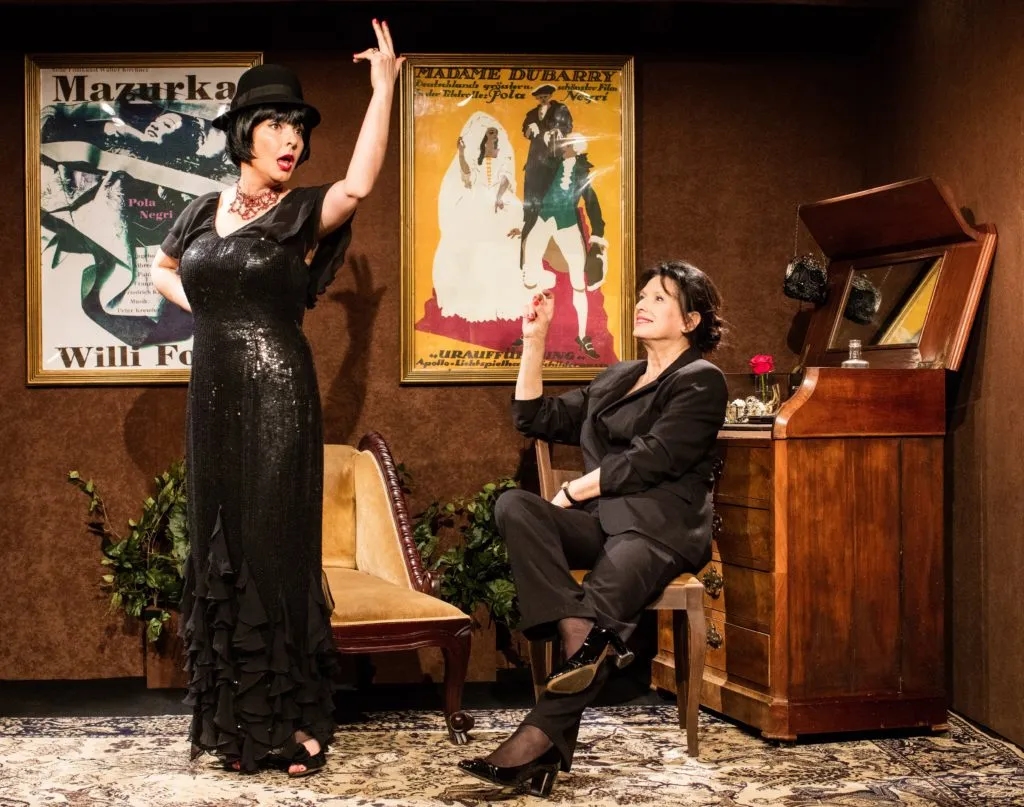 Idealny strój do teatru: jak uniknąć modowych faux pas?