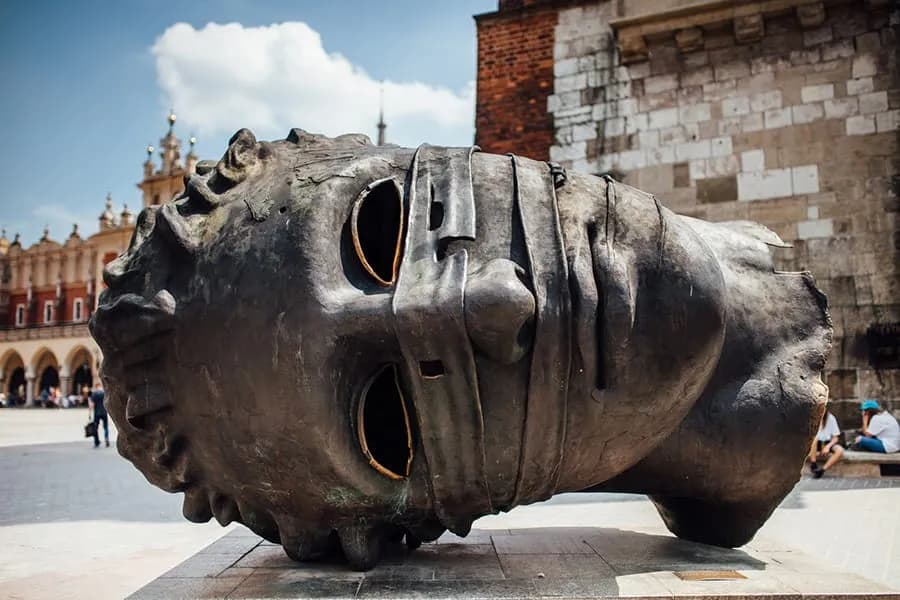 Igor Mitoraj w Krakowie: Rzeźby, które zmieniają miasto