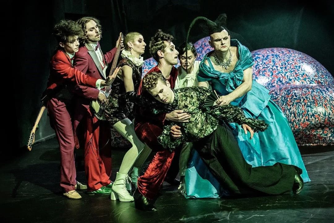 Komedie w teatrach Warszawa – aktualne spektakle, które musisz zobaczyć