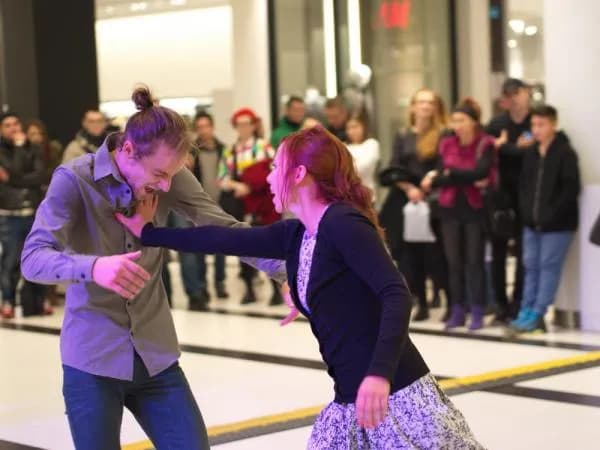 Taniec jak miasto: Jak urbanistyczne rytmy kształtują sztukę tańca