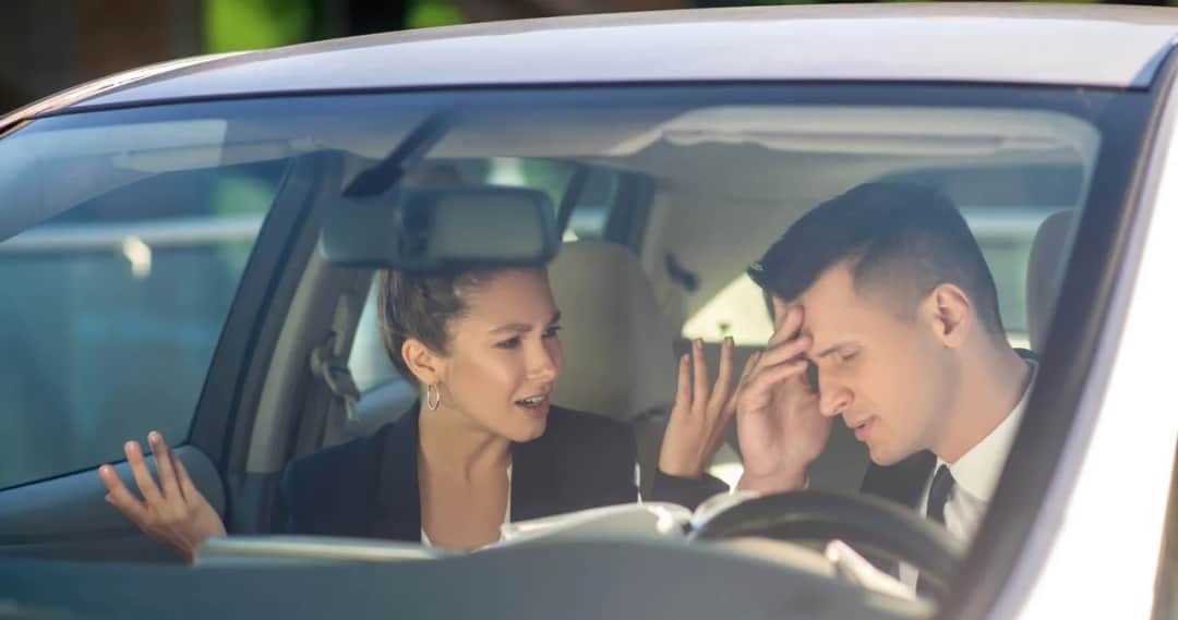 Czy komornik może zająć samochód żony za długi męża? Sprawdź to!