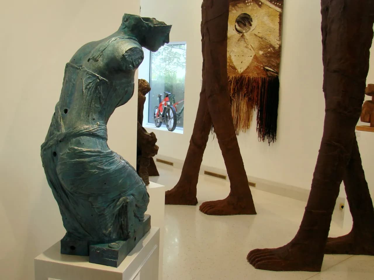 Mitoraj w Warszawie: Odkryj niezwykłe rzeźby i ich lokalizacje