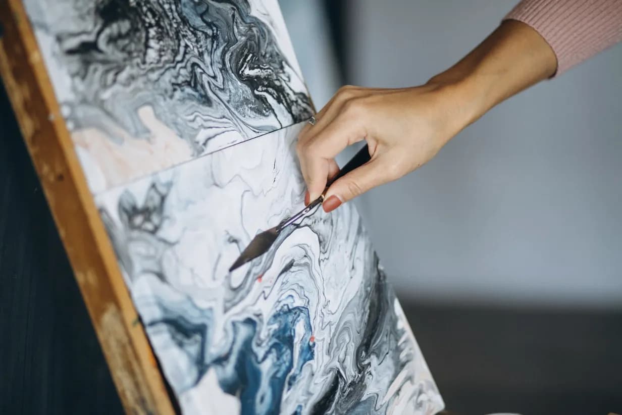 Estetyka przypadku: dlaczego ryzyko może inspirować artystów